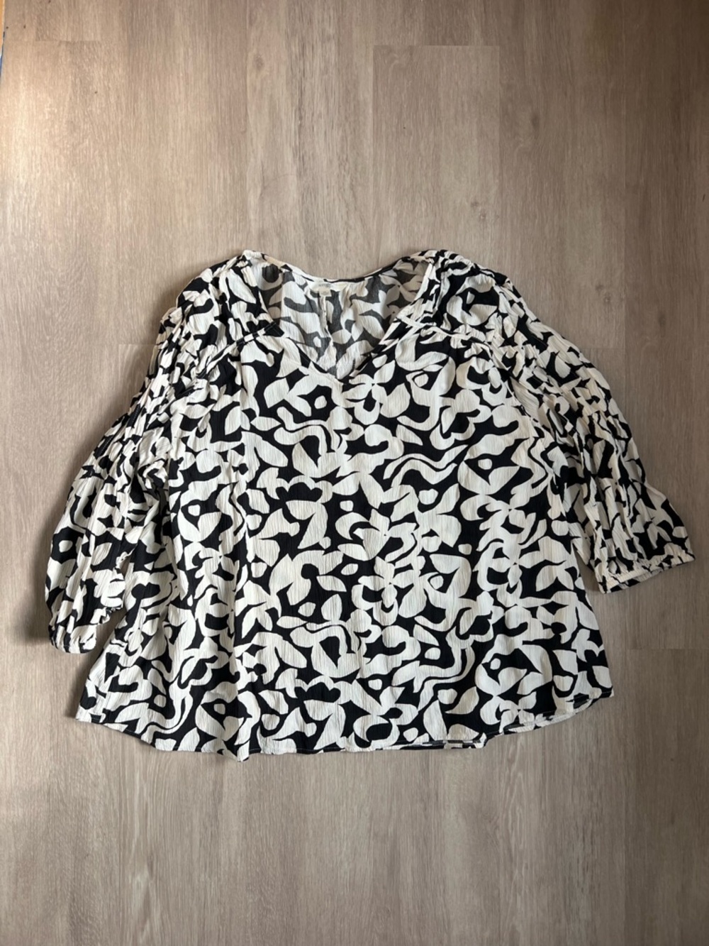 Terra & Sky Black & White Abstract V-Neck Blouse 2X puff sleeve neutral floral